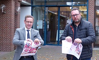 Bürgermeister Ulrich Berger (l.) und Dirk Witulski vom Verkehrsverein zerreißen schweren Herzens die Martini-Markt-Plakate. - Jochem Schulze