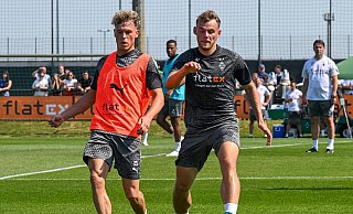 Ein künftiger Armine und ein ehemaliger: Mika Schroers (rechts) im Training der Borussia mit Gladbachs Profi Robin Hack. - IMAGO/Eibner