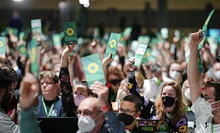 Delegierte stimmen beim Bundesparteitag von Bündnis 90/Die Grünen über einen Antrag ab. Am Sonntag, dem letzten Tag des Grünen-Parteitages, steht das Thema Klimaschutz auf der Tagesordnung. - Kay Nietfeld/dpa