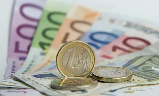 Scheine und Münzen: Davon braucht die Stadt Herford reichlich, um das Vier-Millionen-Euro-Defizit auszugleichen. Doch wo ansetzen? - picture alliance / Daniel Reinhardt/dpa