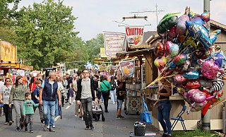 Die Kirmesmeile in der Allee füllte sich schon am Freitagnachmittag. - Regina Brucksch