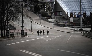 Mitglieder der ukrainischen Streitkräfte patrouillieren in den Straßen von Kiew. - AFP/Aris Messinis