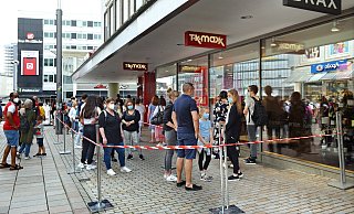 Vor größeren Geschäften wie TK Maxx bilden sich am Brückentag lange Schlangen. - Barbara Franke