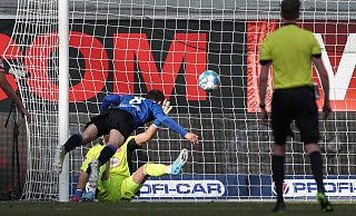 SCP-Kapitän Ron Schallenberg köpft in der Nachspielzeit zum 1:1-Endstand ein. Der bärenstarke Fortunen-Keeper Florian Kastenmeier ist ausnahmsweise machtlos. - picture alliance/dpa