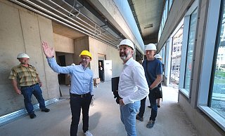 Schulleiter Marcus Göcke und Beigeordneter Henning Matthes (vorne v. l.) sowie Projektleiter Carsten Deiwiks (r.) beim Baustellenrundgang in der neuen Magistrale. - Andreas Frücht