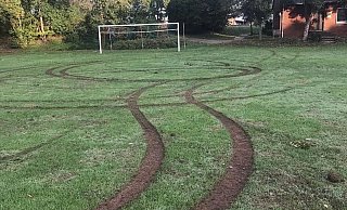 Bild der Zerstörung: Der Platz in Wietersheim war durch die Fahrmanöver des 19-Jährigen stark beschädigt. - MT