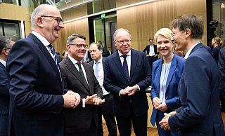 Stephan Weil (SPD), Ministerpräsident von Niedersachsen, mit Amtskollegen im Bundersat. - Bernd von Jutrczenka/dpa