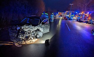 Ein mit zwei Insassen besetzter Skoda, der vermutlich aus der Linnenstraße auf die Bundesstraße 64 einbog, erfasste den VW T6 seitlich und katapultierte ihn über die Schutzplanke. - Feuerwehr Delbrück
