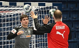 Torhüter Daniel Rebmann (l) und Torwarttrainer Matthias Andersson nehmen am Training teil. - Foto: Marijan Murat/dpa