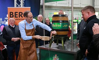 Bürgermeister Bernd Poggemöller hat das 43. Löhner Oktoberfest mit dem Fassbieranstich eröffnet. Nach einem Schlag fließt aus dem Fass das Barre-Pils. Das aktuelle Stadtoberhaupt hatte zum letzten Mal den Holzhammer in der Hand, im nächsten Jahr übernimmt der frisch gewählte Christian Antl diese Aufgabe. - Anthea Moschner