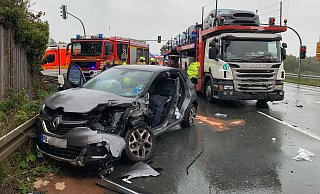Die Frau wurde infolge des Unfalls in ihrem Auto eingeklemmt. - Ralph Meyer