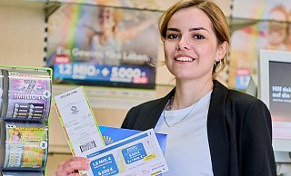 Die GlücksSpirale hat ihren Gewinnplan im Juni 2025 geändert und zahlt für die höchste Gewinnklasse nun Kombigewinne aus: Der Spitzengewinn teilt sich in eine Sofortzahlung von 1,2 Millionen Euro und zusätzlich 5.000 Euro, die 20 Jahre lang monatlich überwiesen werden. - © Schlag & Roy GmbH