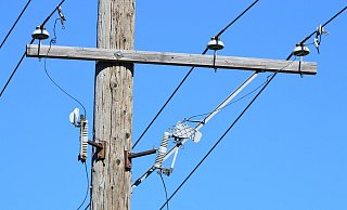 Ein Mann ist im Kreis Gütersloh gegen einen Telefonmast gefahren - laut Polizei ist ein Gesamtschaden von etwa 2.000 Euro entstanden. - Symbolfoto/ Pixabay