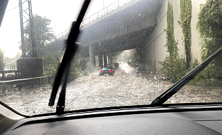 An einer Auffahrt auf den Ostwestfalendamm in Bielefeld hatte das Wasser die Straße überflutet, wie dieses vom Beifahrer eines Lesers aufgenommene Foto zeigt.  - Privat