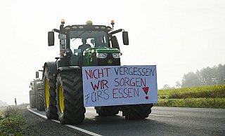 Wie auf diesem Symbolbild haben auch die heimischen Landwirte aus dem Kreis Gütersloh für mehr Wertschätzung der Lebensmittel aus regionalem Anbau geworben. - Picture Alliance