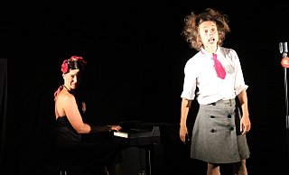 Das „Duo Luna Tic“ begeistert im Paderborner Bonifatiushof beim Nachtkabarett. - Moritz Jülich