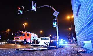 Bei dem Unfall vor der Haustür von Hubert Hemken to Krax entstand ein Sachschaden von 60.000 Euro, drei Menschen wurden verletzt.  - Andreas Eickhoff