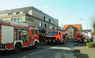 In einem Haus an der Goebenstraße hat ein brennender Toaster zwei Löschzüge beschäftigt. Sechs Löschfahrzeuge und insgesamt 30 Feuerwehrleute waren dabei im Einsatz. - Heiko Kaiser
