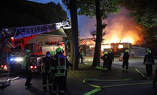 Eine 450 Quadratmeter große Scheune fing am Mittwochabend Feuer. Die Löscharbeiten werden mindestens bis in die Morgenstunden andauern. - Charlotte Mahncke