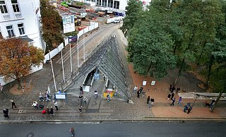 Szenetreff: Aus dieser Perspektive wird deutlich warum der Stadtbahnabgang zwischen Bahnhof und Stadthalle von den Drogenabhängigen den Spitznamen „Tüte“ erhielt. Rechts daneben sind die Schilder zu erkennen die Alkoholkonsum und Lagern verbieten. - Andreas Zobe