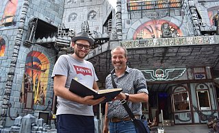 Blick in die Bücher: Bernd Rosenberger (r.) vom Bauordnungsamt kontrolliert die Geisterbahn Dämonium von Junior-Betreiber Marvin Blume. - Svenja Ludwig