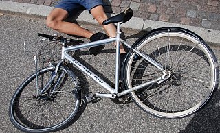 Symbolbild: Der 24-jährige Radfahrer stürzte nach der Kollision auf die Straße. - Pixabay