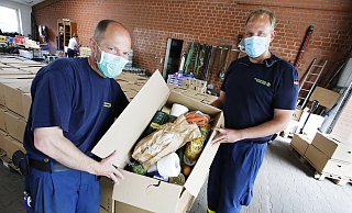 Tobias Johannhörster und Christian Machenschall organisieren für das Technische Hilfswerk das Corona-Logistiklager im ehemaligen Bauhof am Westfalenweg. - Roland Thöring