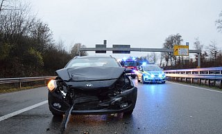 Die Front des Kia Ceed wurde bei dem Unfall auf der Bundesstraße 239 erheblich demoliert. - Polizei Herford