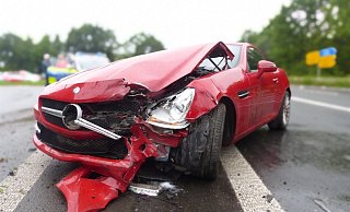 Der Mercedes knallte in das Auto der Linksabbiegerin. - Polizei Minden-Lübbecke