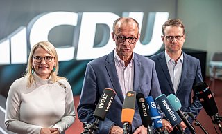 CDU-Chef Friedrich Merz (Mitte) - hier mit Generalsekretär Carsten Linnemann (r.) und dessen Stellvertreterin Christina Stumpp - hat die Kabinettsliste für seine Partei bekanntgegeben. - Michael Kappeler/dpa
