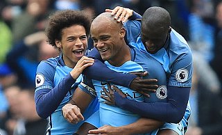Von 2016 bis 2020 spielten Leroy Sané (l) und Vincent Kompany (M) bei Manchester City. - dpa