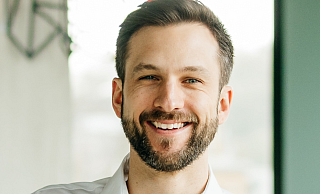 „Jeder ist willkommen": Henning Duderstadt und sein Team fördern wirtschaftliche und gesellschaftliche Entwicklungen in Bielefeld und der Region.  - Benjamin Janzen