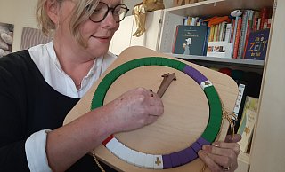 Die Farben unterteilen das Jahr und geben Orientierung. Christina Bolte, Gemeindereferentin im Pastoralen Raum Warburg, richtet den Zeiger auf die kommenden Wochen bis zum Weihnachtsfest. - Dieter Scholz