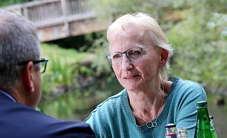 Birgit Niemann-Hollatz wählte den Weberei-Biergarten an der Dalke als Treffpunkt fürs Interview. - Patrick Menzel