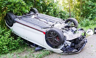 VU Jöllenbecker Straße Höhe Köckerwald stadteinwärts fahrend überschlägt sich ein Autofahrer nach einer Hustenattacke. - Paul Brinkmann