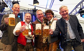 O'zapft is: Darauf stoßen (v. l.) Wolfgang Thorwesten,, Walter Reisenauer, Thomas Westhof, Martin Wilhelm und Michael Berens an. - Ralph Meyer