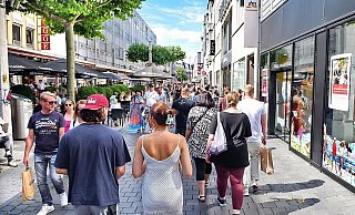 Die Täter stoppen in der Bielefelder Fußgängerzone Passanten und täuschen eine Notlage vor. - Barbara Franke