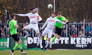 Der SV Rödinghausen (in grün) und der SC Verl (weiß) stellen die derzeit besten Teams der Regionalliga West. Daher hoffen sie, dass die Saison irgendwie bis zum Ende gespielt werden kann. - Noah Wedel