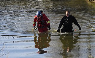Auch Taucher sind bei der Suche nach dem Vermissten im Einsatz. - Andreas Eickhoff