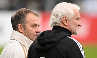 Bundestrainer Hansi Flick (l) und DFB-Sportdirektor Rudi Völler. - Arne Dedert/dpa