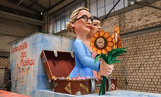 Dieser Motivwagen soll beim diesjährigen Rosenmontagszug in Köln die Jecken erheitern. - Oliver Berg/dpa