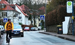 Radler fahren bergab oft zwischen Autos und haben zu ihrer Rechten noch parkende Fahrzeuge - künftig soll es im Johannistal hier keine Parkplätze mehr geben. Bergauf (hier rechts) ist ein breiter Geh-/Radweg geplant. - Kurt Ehmke Radler fahren bergab oft zwischen Autos und haben zu ihrer Rechten noch parkende Fahrzeuge - künftig soll es im Johannistal hier keine Parkplätze mehr geben. Bergauf (hier rechts) ist ein breiter Geh-/Radweg geplant. - Kurt Ehmke
