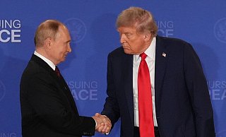 US-Präsident Donald Trump (r.) reicht dem russischen Präsidenten Wladimir Putin während einer gemeinsamen Pressekonferenz auf der Joint Base Elmendorf-Richardson in Alaska die Hand. - Jae C. Hong/AP/dpa