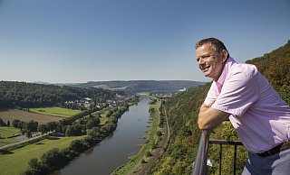 Matthias Goeken oberhalb der Weser. Hinweis: Der Weser-Skywalk ist derzeit wegen Corona gesperrt. - sabrinity.com