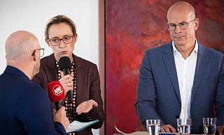 Stichwahl-Duell zwischen Christiana Bauer und Ingo Nürnberger am Mittwoch in der NW-Zentrale: Die beiden Bewerber für das städtische Spitzenamt stellten sich den Fragen von NW-Lokalchef Stefan Gerold (links) und „Radio Bielefeld“-Chefredakteur Timo Fratz. - Mike-Dennis Müller