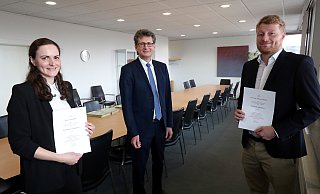 Neue Richter am Landgericht sind Sinja Lichtenberg und Michael Simonet. Klaus Petermann (M) überreichte die Urkunden. - Wolfgang Rudolf