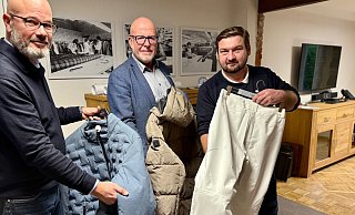 Thomas Becker (v. l.) und Thomas Kiffmeyer vom Modehaus Bessmann in Harsewinkel beklagen ebenso wie Robert Lehnort (r., Sport Weckenbrock) Verluste durch Edding-Markierungen auf hochwertigen Kleidungsstücken. - Robert Becker