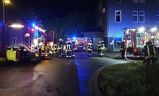 Im Bereich des alten Bahnhofs, wo auch der Alleenradweg beginnt, ist ein Geräteschuppen abgebrannt. - Feuerwehr Beverungen/Ewen