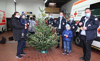Irina Herrmann mit Fabie, Gerd Sundermeier (DRK-Schatzmeister), Dietmar Zentner, Dirk Peitzmeier (Fachberater DRK), Wolfgang Koch, Sandra Weidlich (stellv. Kreisgeschäftsführerin) mit Diego und Sven Kampeter mit dem Baum. - Björn Kenter