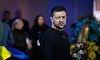 Der ukraininische Präsident Wolodymyr Selenskyj nimmt in Kiew an der Trauerzeremonie zu Ehren der Verstorbenen des Hubschrauberabsturzes um Innenminister Monastyrskyj teil. - Efrem Lukatsky/AP/dpa